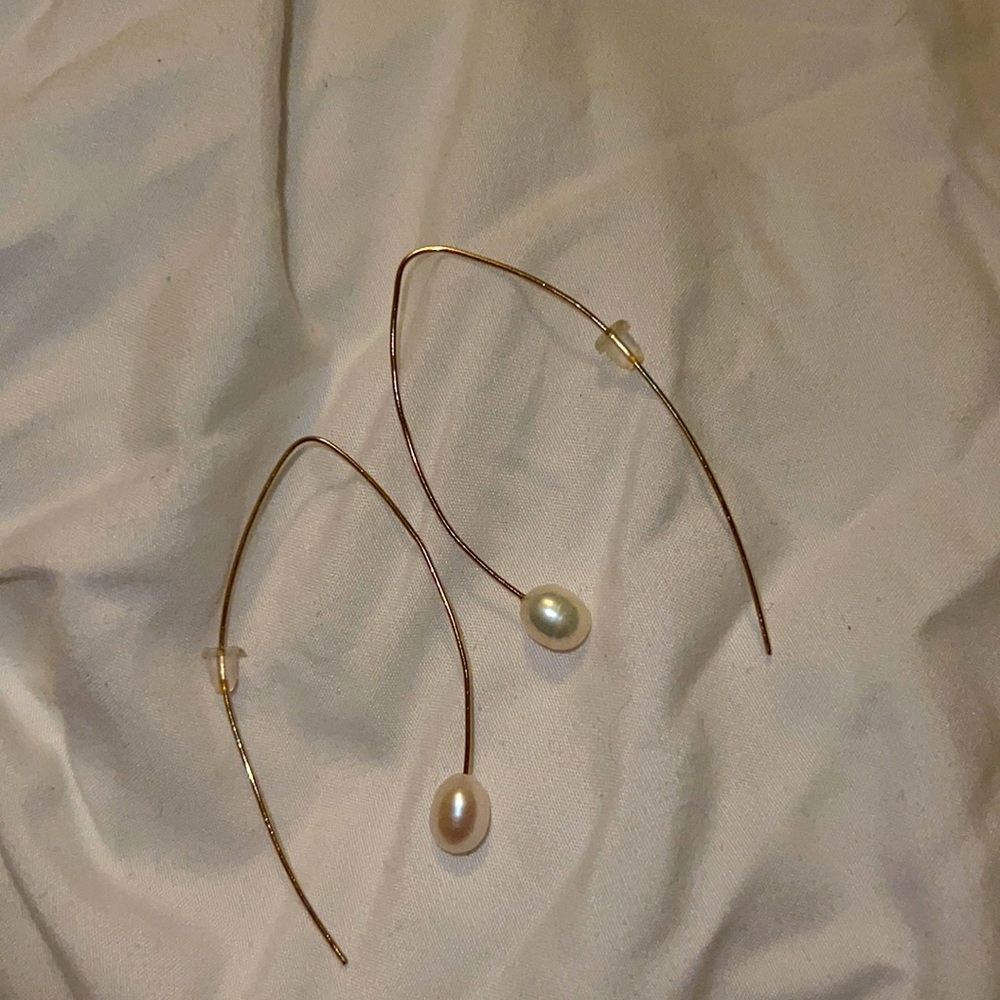 Pearl golden earrings V-shape